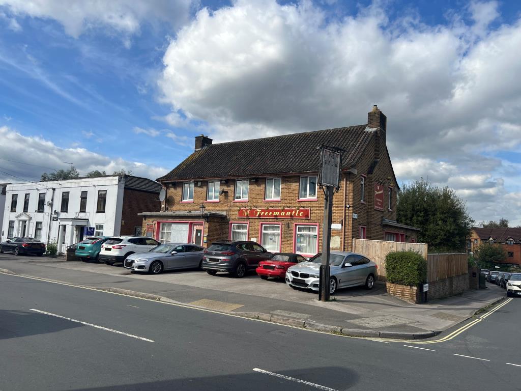 Lot: 35 - FORMER HOTEL FOR DEVELOPMENT POTENTIAL - alternative angle of the freemantle hotel
